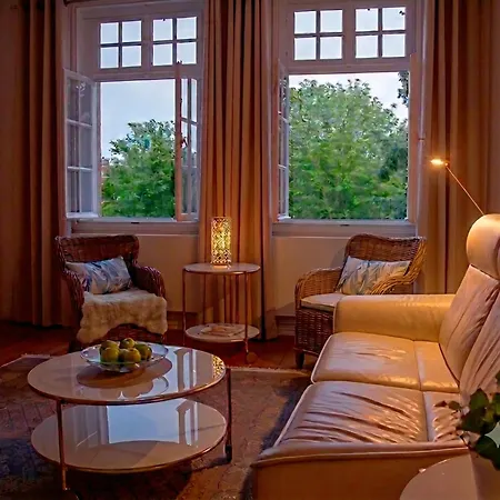 Altbau - Mit Sonniger Loggia Im Schlossgebiet 布隆