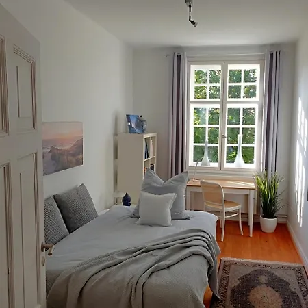 Altbau - Mit Sonniger Loggia Im Schlossgebiet *